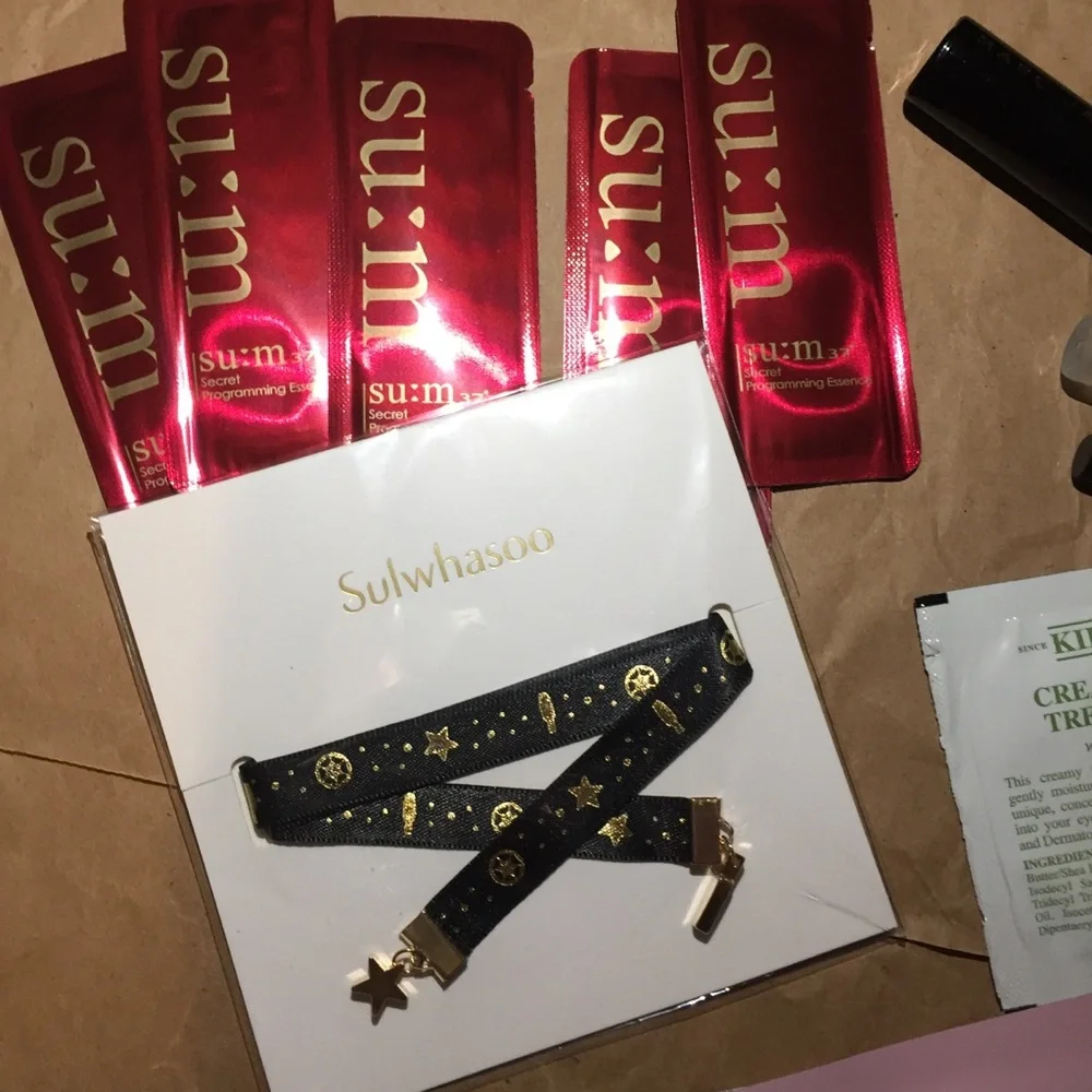 31 beauty samples & 2 cosmetic bags